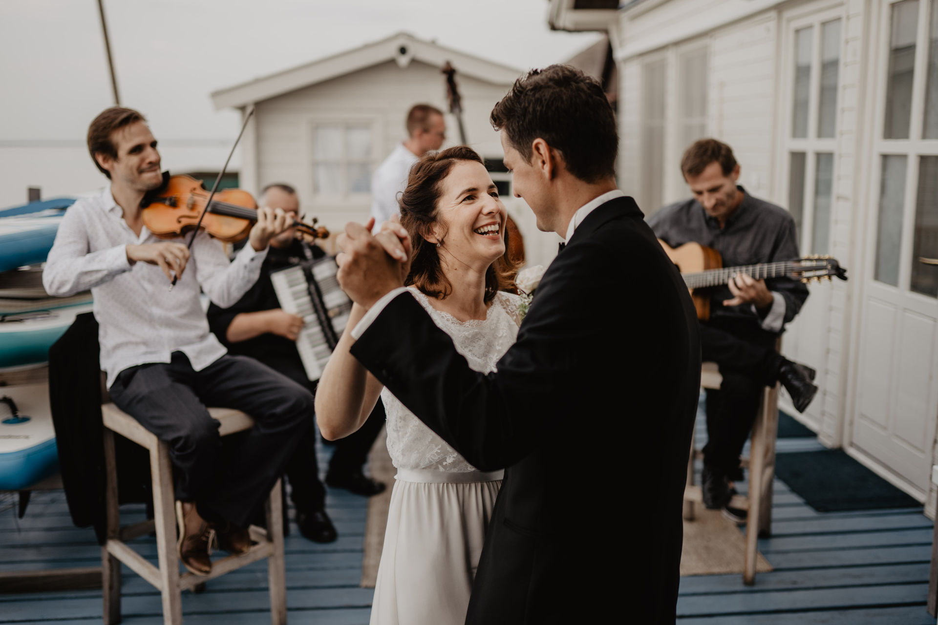 Das Hochzeitspaar tanzt gemeinsam und grinst sich an, die Hochzeitsfotografin hält diese Momente in Wien fest.