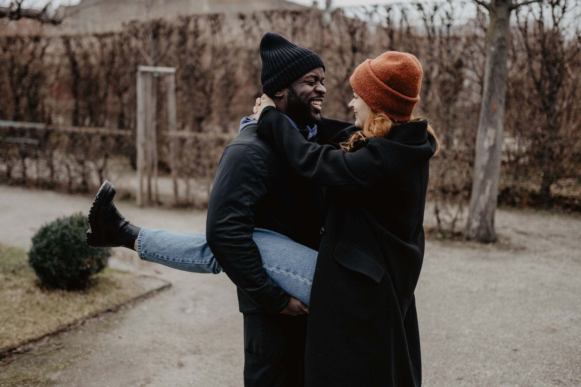 Bei einem Paar Fotoshooting in Wien und Niederösterreich machen wir reverse Huckepack und die zwei grinsen bis über beide Ohren