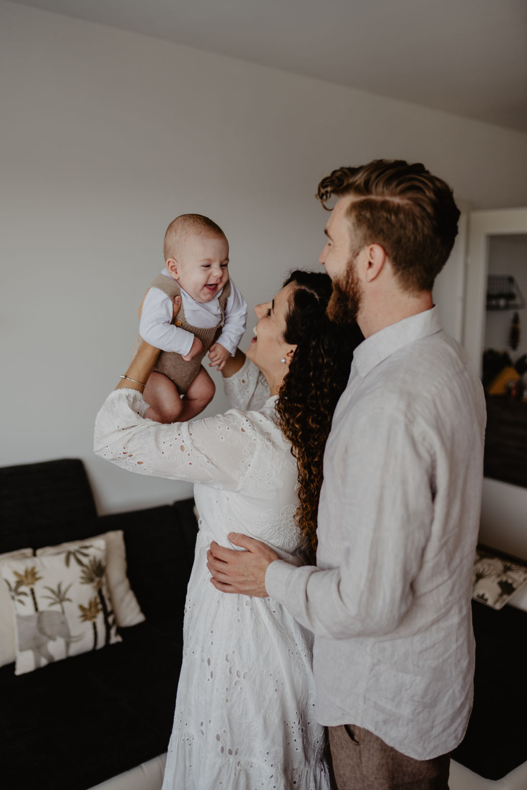 In der Wohnung der Familie schaffen wir mit Babyfotos Erinnerungen die bleiben. Klein L. ist 4 Monate alt und lächelt, als seine Mama in ihn die Höhe hält.