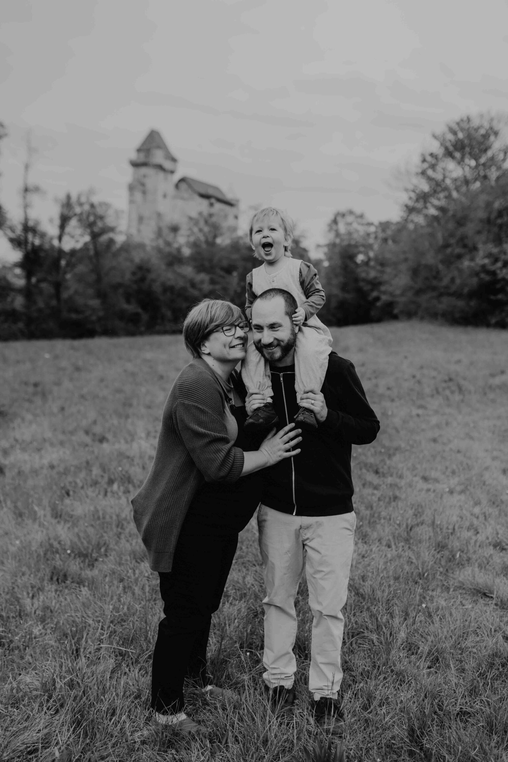 Familienfotos bei der Burg Liechtenstein in Mödling, der große Bruder sitzt auf den Schultern von Papa und alle 3 Lachen