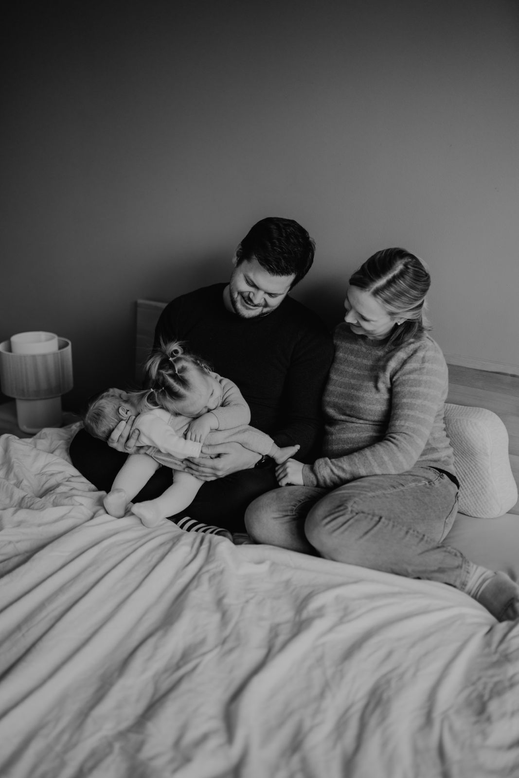 Leonie kuschelt ihren kleinen Bruder bei unserem Fotoshooting, als Newbornfotos in Wien und Umgebung entstehen.