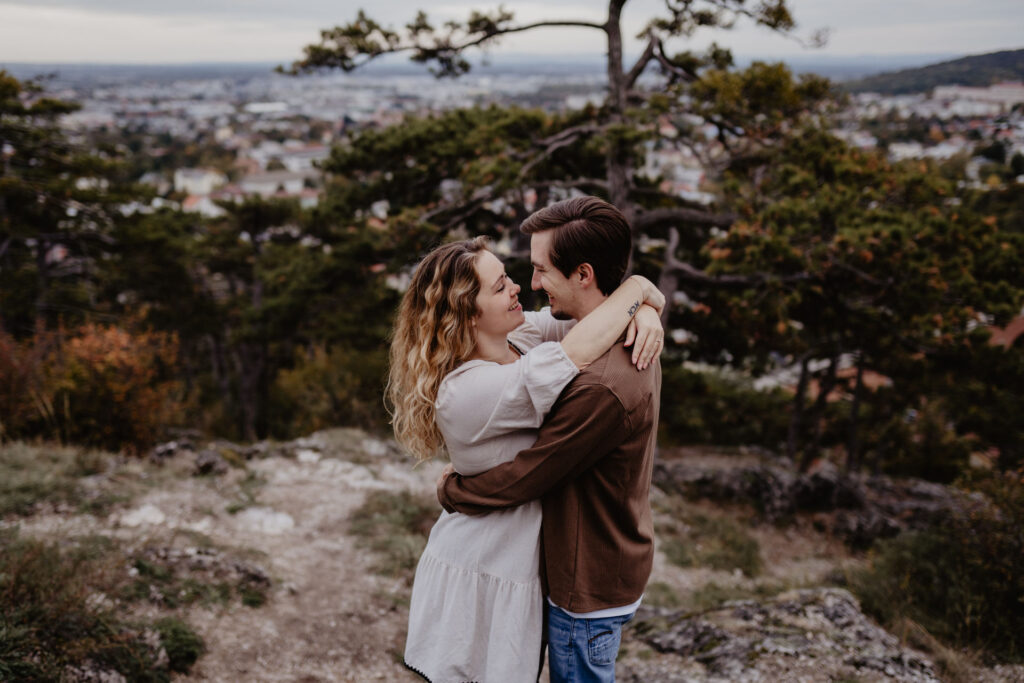 Natürliche Verlobungsfotos in Wien und Umgebung – Julia und Sebastian